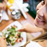 Πώς θα ταιριάξετε δίαιτα και έξοδο για βραδινό φαγητό