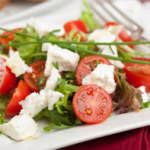 Σαλάτα με σπανάκι, ρόκα, ντομάτίνια και φέτα