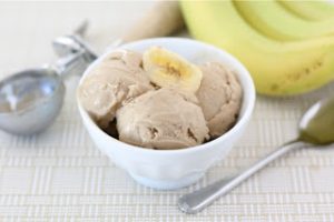 Εύκολο σπιτικό παγωτό γιαούρτι με μπανάνα