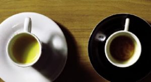Ο συνδυασμός πράσινου τσαγιού και καφέ προστατεύει από το εγκεφαλικό