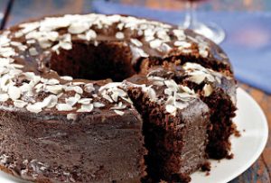 Σπιτικό κέικ με σοκολάτα και φουντούκια