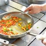 Τι κάνουμε για να μην κολλήσουν τα τρόφιμα στο τηγάνι;