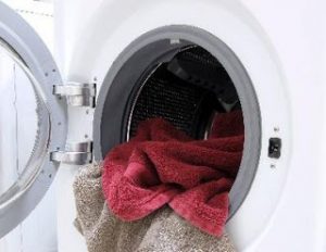 Διώξτε τη μυρωδιά μούχλας από τα ρούχα του πλυντηρίου!