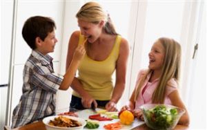 Η ενασχόληση των παιδιών με τη μαγειρική βελτιώνει τις διατροφικές τους συνήθειες