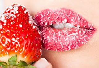 Κάντε λεύκανση στα δόντια σας με…φράουλες!