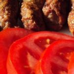 Κεφτεδάκια στο φούρνο με πατάτες και ντομάτα χωρίς τηγάνισμα