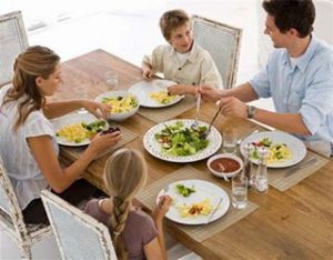 Τα οικογενειακά γεύματα έχουν ανεκτίμητη αξία για την υγεία των εφήβων