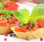 Γρήγορες μπρουσκέτες με ντομάτα, cottage cheese και κάπαρη