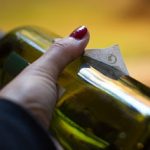 Πως να αφαιρέσετε τις ετικέτες από τα μπουκάλια κρασιών…για συλλογή!
