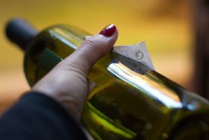 Πως να αφαιρέσετε τις ετικέτες από τα μπουκάλια κρασιών…για συλλογή!