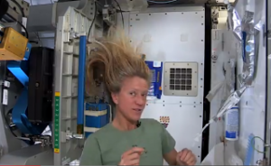 Πως να λούσετε τα μαλλιά σας στο… διάστημα!