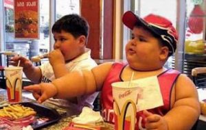 Κακές διατροφικές επιλογές στο σχολείο και πολλή τηλεόραση παχαίνουν τα παιδιά