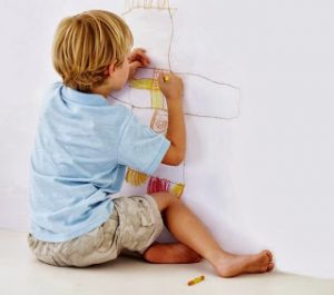 Ο μικρός καλλιτέχνης του σπιτιού έβαψε τους τοίχους με μολύβια;