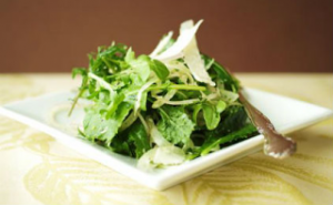Πράσινη σαλάτα με χουρμάδες και κατσικίσιο τυρί