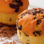 Σπιτικά αρωματικά muffins με κομμάτια σοκολάτας και μπανάνα