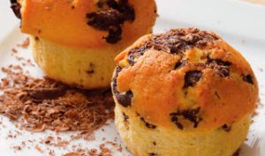 Σπιτικά αρωματικά muffins με κομμάτια σοκολάτας και μπανάνα