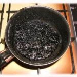 Αφαιρέστε το καμένο φαγητό από το τηγάνι με έναν κύβο ζάχαρης!