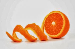 Δείτε γιατί δεν πρέπει να πετάτε τις φλούδες από το πορτοκάλι