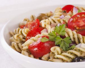 Μεσογειακές πέννες με μοτσαρέλα, ντομάτα και ελιές