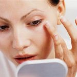 Ο σωστός τρόπος για να εφαρμόσετε την κρέμα ματιών