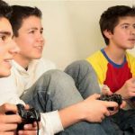 Τα video games μπορεί να ωθήσουν ένα παιδί σε κακές διατροφικές επιλογές