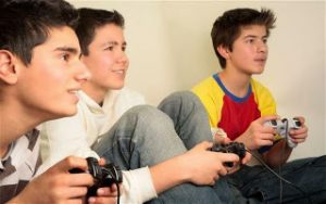 Τα video games μπορεί να ωθήσουν ένα παιδί σε κακές διατροφικές επιλογές
