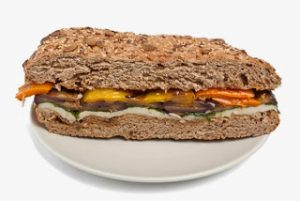 Υγιεινό σάντουιτς με σολωμό, ρόκα και μοτσαρέλα