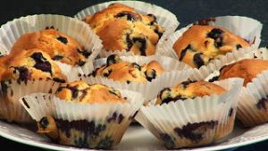 Εύκολα σπιτικά  muffins με υγρή σοκολάτα γάλακτος στο κέντρο