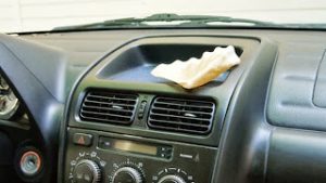 Καθαρίστε το εσωτερικό του αυτοκινήτου σας με ένα φίλτρο καφέ!