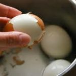 Πως να καθαρίσετε ένα βρασμένο αυγό με το στόμα!