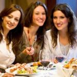 Πόσο μπορεί να επηρεάσει μια βραδινή παρεκτροπή τη δίαιτα σας