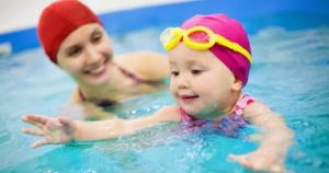 Τα οφέλη της κολύμβησης για τα μωρά