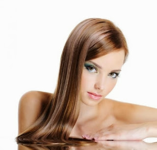 Τέσσερις τρόποι για να ισιώσετε τα μαλλιά σας φυσικά!