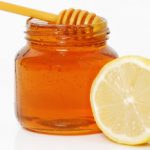 Θεραπεία για την ακμή με μέλι και λεμόνι