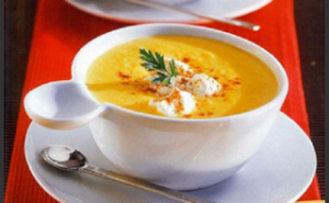 Σπιτική βελουτέ σούπα με κίτρινη κολοκύθα, κάστανα και γιαούρτι