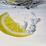 Αν πίνω το πρωί νερό με λεμόνι θα χάσω βάρος;