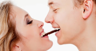 Δείτε πώς η σοκολάτα αυξάνει την ερωτική διάθεση