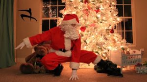 Δείτε τι κάνει ο Άγιος Βασίλης για να προλάβει να δώσει όλα τα δώρα!
