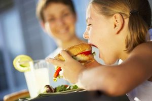 Οι έφηβοι που τρώνε λιπαρές τροφές έχουν περισσότερο  ενδοκοιλιακό λίπος ανεξάρτητα από το αν ασκούνται