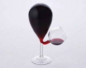 Πως να βάλετε κρασί σε ένα ποτήρι που είναι ανάποδα!