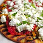 Εύκολη σπιτική  και διαιτητική πίτσα σε πίτες από σουβλάκι