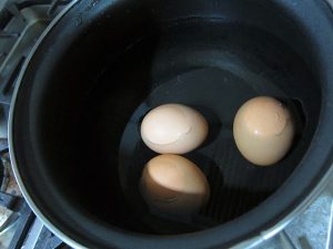 Για να μη σπάνε τα αυγά στο βράσιμο!