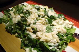 Πράσινη σαλάτα με  γιαούρτι και λιναρόσπορο