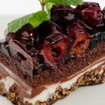 Ατομικά light σοκολατένια cheesecake με γλυκό βύσσινο