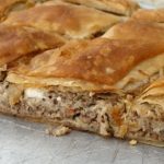 Εύκολη σπιτική παραδοσιακή κρεατόπιτα χωρίς φύλλο