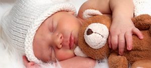 Τα μωρά που κοιμούνται λιγότερο τρώνε και περισσότερο