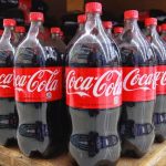 Αστραφτερή λεκάνη σε 30” με ένα μπουκάλι Coca cola