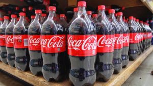 Αστραφτερή λεκάνη σε 30” με ένα μπουκάλι Coca cola