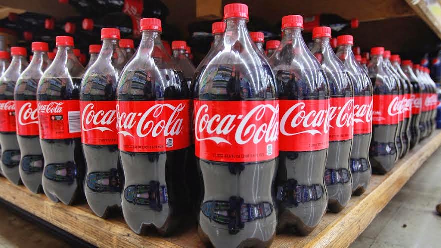 Αστραφτερή λεκάνη σε 30” με ένα μπουκάλι Coca cola