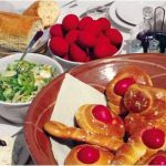 Ποιοι κινδυνεύουν από το γεύματα του Πάσχα